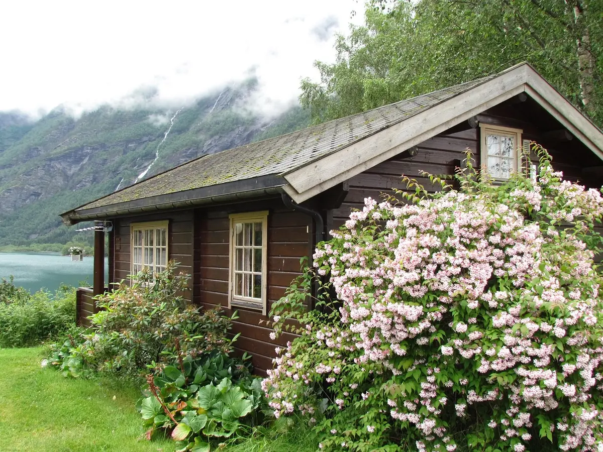 A lakeside cabin vacation home